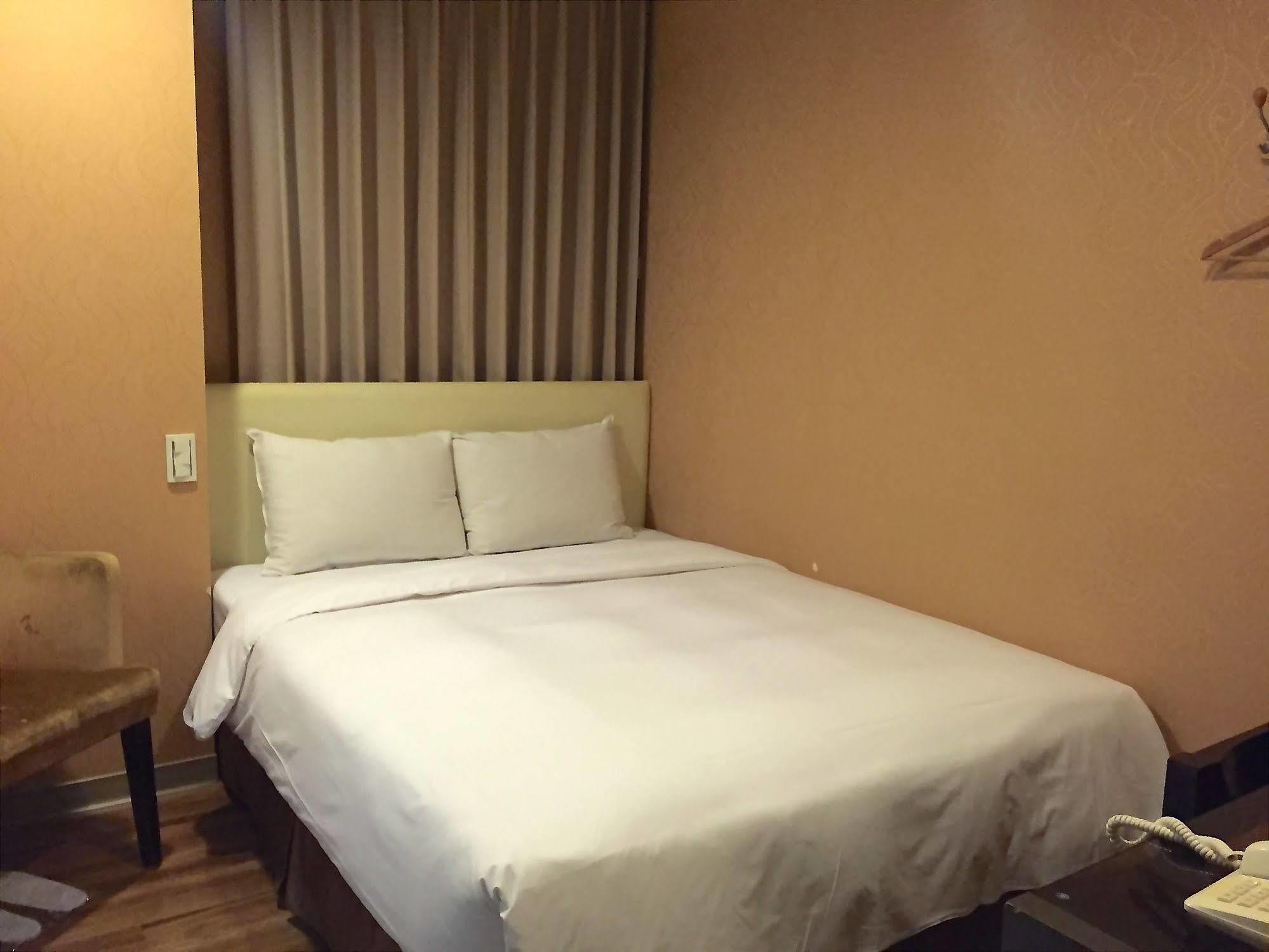 Garden Hotel Taichung Bagian luar foto