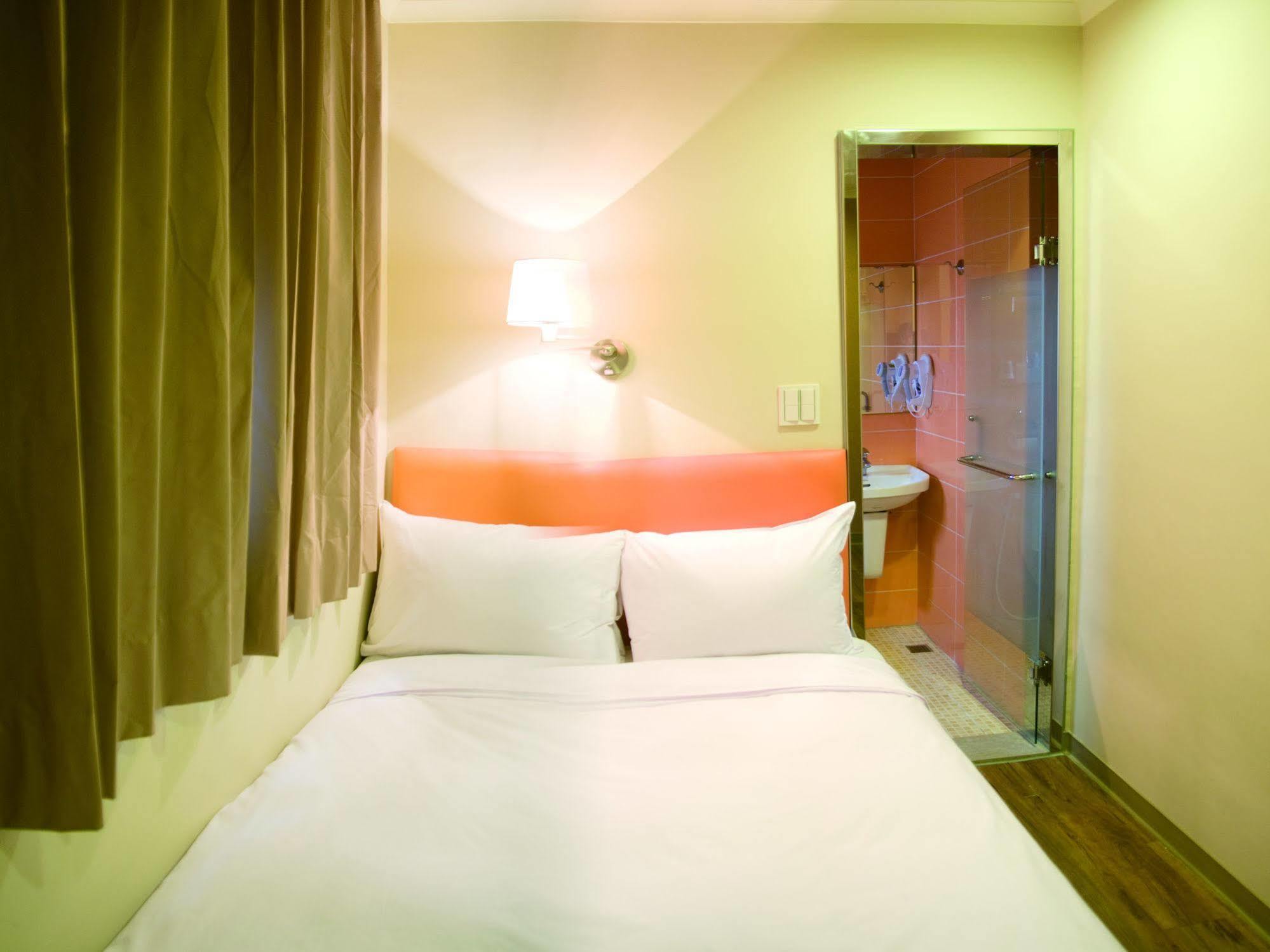 Garden Hotel Taichung Bagian luar foto