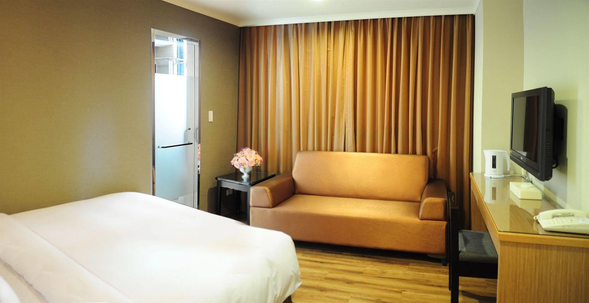Garden Hotel Taichung Bagian luar foto